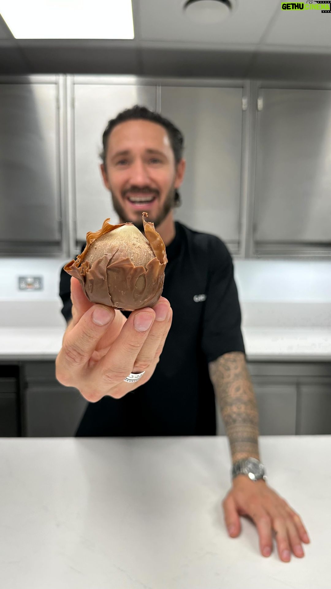 Cédric Grolet Instagram - « New » croustillant Noisette + pâte de noisette + dacquoise noisette + crémeux noisette + chocolat au lait = Noisette Hyde Park ! Elle sera bientôt disponible exclusivement @cedricgrolettheberkeley ! Are you ready? #cedricgrolet #hydepark #theberkeley 🐿️