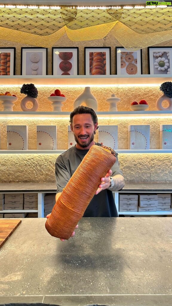 Cédric Grolet Instagram - Avec qui tu partagerais ce pain suisse XXL ? Disponible à partir de demain matin 9h30 #cedricgrolet 💁🏻‍♂️ Cédric Grolet Opéra