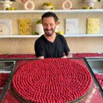 Cédric Grolet Instagram - Demain c’est la réouverture de la boutique @cedricgroletopera donc j’avais envie de vous faire plaisir! Pour l’occasion je vous ai préparé une tarte framboises XXXL! Une part sera offerte à chacun de mes clients dès 9h30! Premiers arrivés premiers servis! Qui sera là? #cedricgrolet ❤️ thanks @maisoncolom