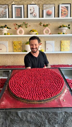 Cédric Grolet Instagram - Demain c’est la réouverture de la boutique @cedricgroletopera donc j’avais envie de vous faire plaisir! 
Pour l’occasion je vous ai préparé une tarte framboises XXXL!
Une part sera offerte à chacun de mes clients dès 9h30! 
Premiers arrivés premiers servis!
Qui sera là? #cedricgrolet ❤️ thanks @maisoncolom