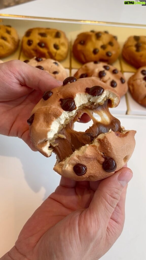 Cédric Grolet Instagram - Un 🍪 comme vous n’en avez jamais mangé ! Crème de cookie cru, cœur caramel au cookie. Are you ready? #cedricgrolet #theberkeley Cédric Grolet at The Berkeley