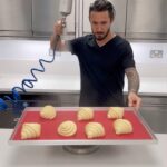 Cédric Grolet Instagram - En 55 secondes je t’apprends à faire des croissants et des pains choc #cedricgrolet #theberkeley 👀 Cédric Grolet at The Berkeley
