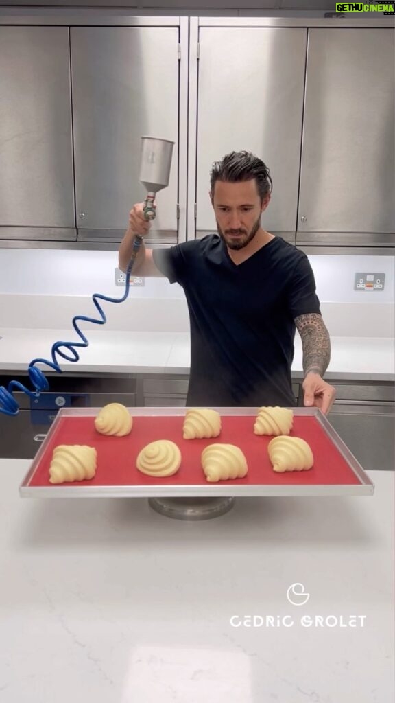 Cédric Grolet Instagram - En 55 secondes je t’apprends à faire des croissants et des pains choc #cedricgrolet #theberkeley 👀 Cédric Grolet at The Berkeley
