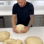 Cédric Grolet Instagram - Pour la première fois j’avais envie de vous montrer le travail de dingue pour réaliser une de nos viennoiseries « Pain Suisse » pâte à croissant trois tours avec une crème vanille aux pépites de chocolat! #cedricgrolet ☕️