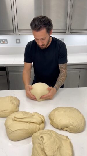 Cédric Grolet Instagram - Pour la première fois j’avais envie de vous montrer le travail de dingue pour réaliser une de nos viennoiseries « Pain Suisse » pâte à croissant trois tours avec une crème vanille aux pépites de chocolat! #cedricgrolet ☕️