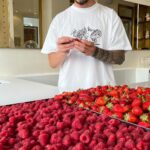 Cédric Grolet Instagram - Qui aime les fruits rouges? #cedricgrolet 🫶🏻 Le Meurice