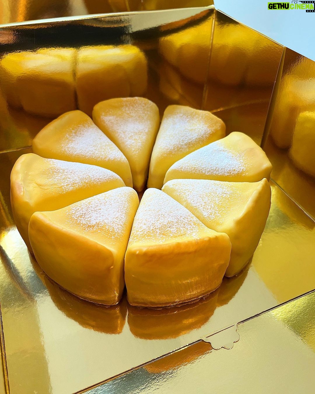 Cédric Grolet Instagram - Bon Paris! Question sérieuse! On met le cheesecake à la carte ou seulement à Londres?! #cedricgrolet 🧀