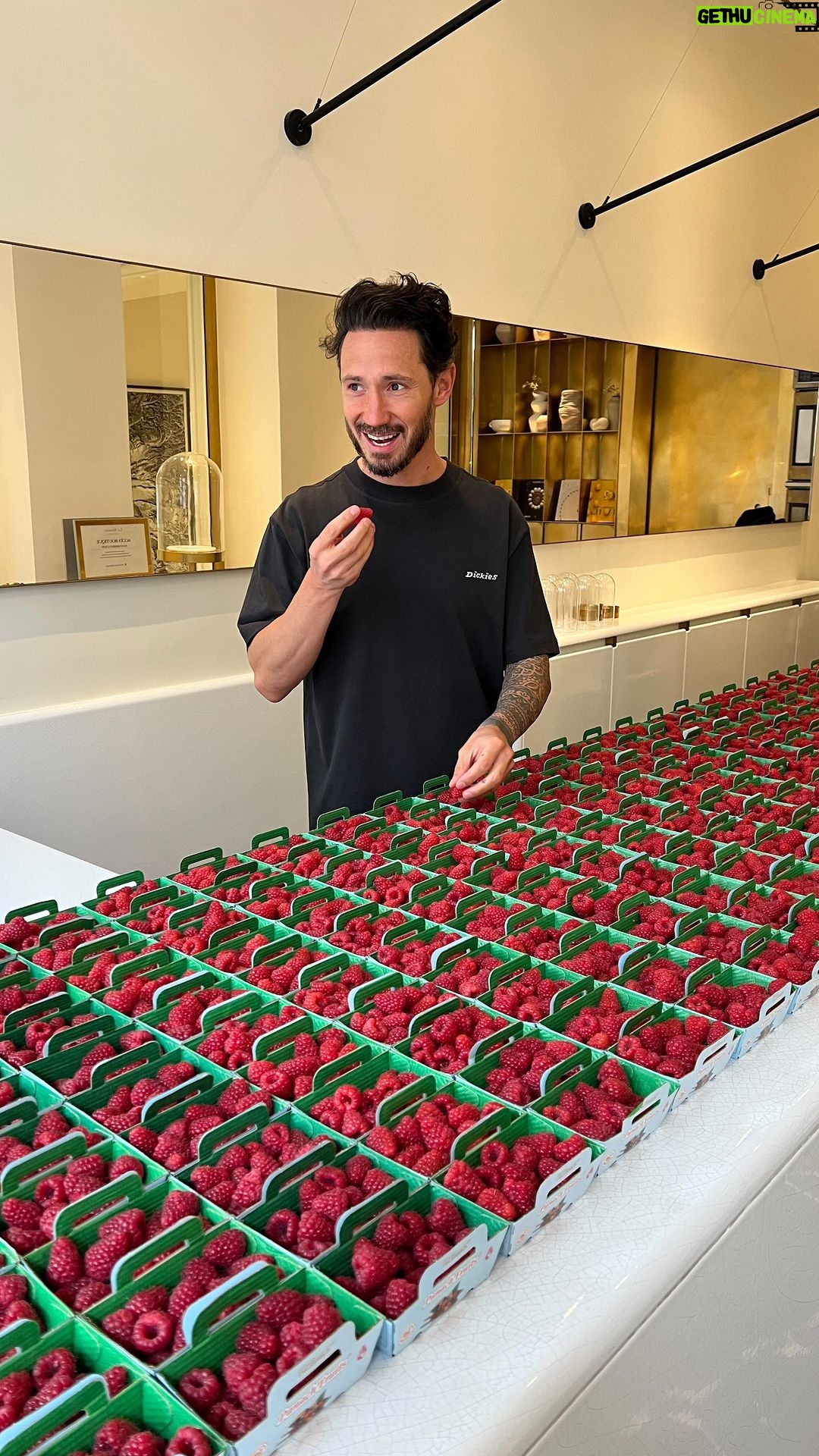 Cédric Grolet Instagram - LA FRAMBOISE ! Un travail de dingue pour vous rendre dingues de cette nouvelle création! Uniquement à ma boutique #lemeurice ! Rendez-vous le 8 juin? #cedricgrolet ❤️