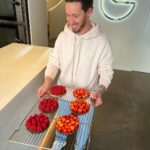 Cédric Grolet Instagram - Deux boutiques, deux identités ! Opéra = tartes céréales / le Meurice = tartes à la farine de seigle pour nos fruits de l’été! Faites vos choix! #cedricgrolet 🌞