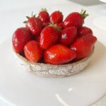 Cédric Grolet Instagram - Pour ma boutique fruits à l’hôtel Le Meurice j’ai vu les choses différemment! Cette année nous avons créé une nouvelle pâte pour soutenir nos fruits d’été! Ici la tarte fraise seigle! Un contraste entre le seigle brut et la fraise brillante sans nappage! Disponible le 8 juin! #cedricgrolet ❤️