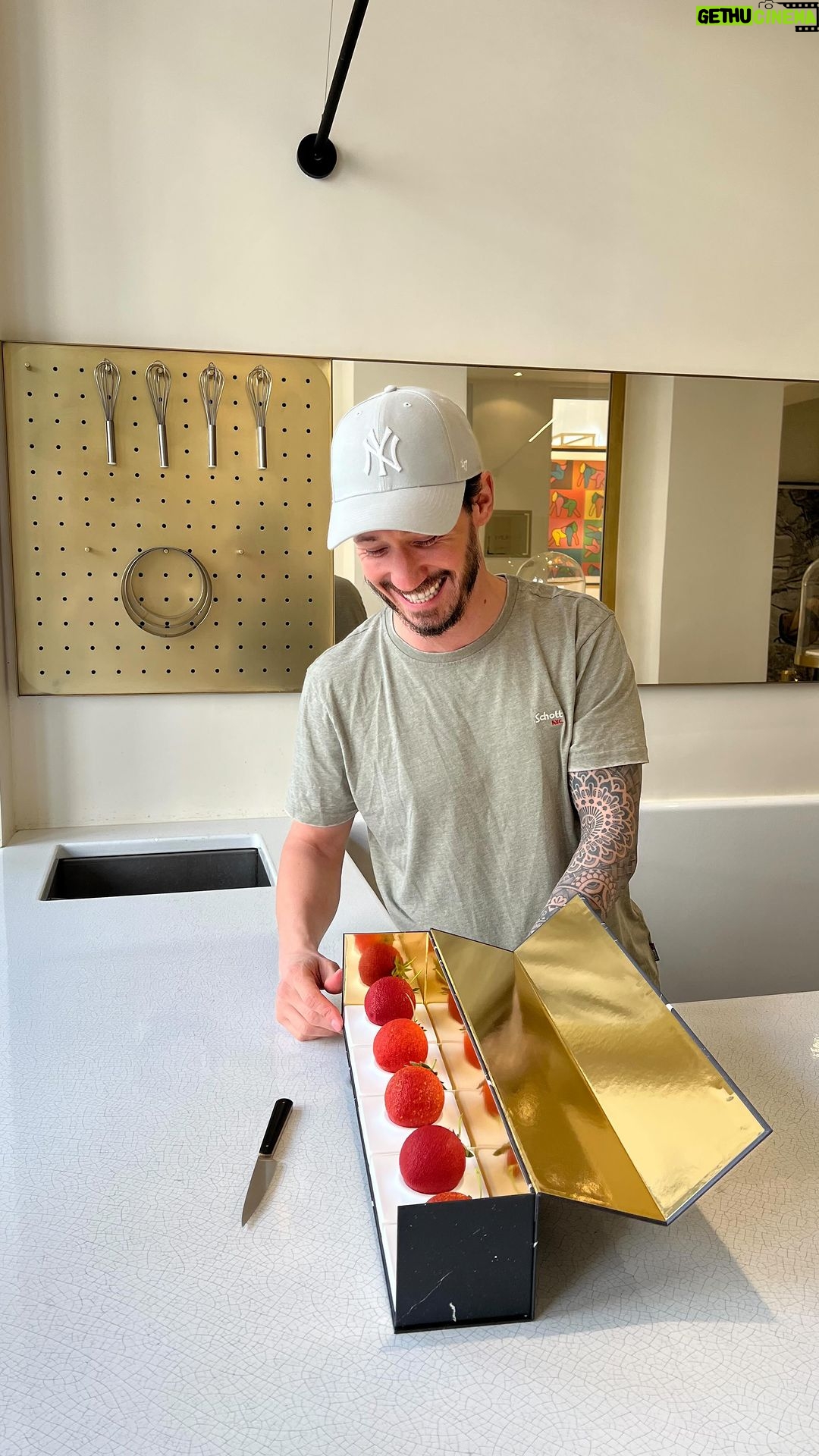 Cédric Grolet Instagram - Des fraises du jardin comme vous n’en avez jamais vu! Disponible le 8 juin! (Et ça donne le smile) #cedricgrolet 🍓