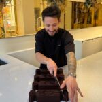 Cédric Grolet Instagram - Enfant je mangeais des papillotes et des mandarines au pied du sapin, aujourd’hui je vous présente ma version de la papillote xxl en bûche! #cedricgrolet #lemeurice 👶🏻 La Pâtisserie du Meurice par Cédric Grolet