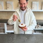 Cédric Grolet Instagram - Du caramel, de la vanille, des choux, de la chantilly, et me voilà heureux! Et vous quel dessert vous rend le plus heureux? #cedricgrolet 👴🏻 Cédric Grolet Opéra