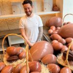 Cédric Grolet Instagram - Pour ma boutique @cedricgroletopera nous avons travaillé sur des œufs de toutes tailles mais surtout avec une garniture unique! Des truffes 100% praliné! Noisette? Pistache? Disponible sur notre site internet en Click & Collect! Et comme chaque année à la période de Pâques je vous fais gagner un œuf XXL(10kilos) dédicacé ! À venir chercher dimanche 17 avril ! Mentionne les personnes avec lesquelles tu aimerais le partager avec amour ! Soyez créatif! Réponse vendredi 15 avril en story #cedricgrolet ⚖️ Cédric Grolet Opéra