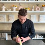 Cédric Grolet Instagram - Nouveau « 1000 Feuille » comme vous ne l’avez jamais vu! Sans feuilletage mais avec des feuilles de filo! Nous les avons collées au miel-beurre l’une après l’autre pour les rendre très croustillantes et pour qu’elles durent dans le temps! Crème chantilly vanille, caramel vanillé, crème pâtissière à la vanille, le tout monté minute @cedricgroletopera à partir du mercredi 6 avril! @yohanncaron ⌛️ Cédric Grolet Opéra