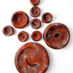 Cédric Grolet Instagram - Vous allez être jaloux de Londres! Nouvelle création! Le fondant au chocolat en trompe l’œil! Praliné grué, crémeux fondant chocolat, coeur cacao enrobé d’une mousse au chocolat noir, le tout sans gluten et disponible dès le 6 avril! Qui le veut dans mes boutiques à Paris? #cedricgrolet ®️ Cédric Grolet at The Berkeley