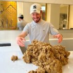 Cédric Grolet Instagram - Quand l’équipe me prépare la quantité d’une production entière pour tourner une vidéo! 40 kilos de cookies noisettes en mode sport! #cedricgrolet 🏋🏻‍♂️