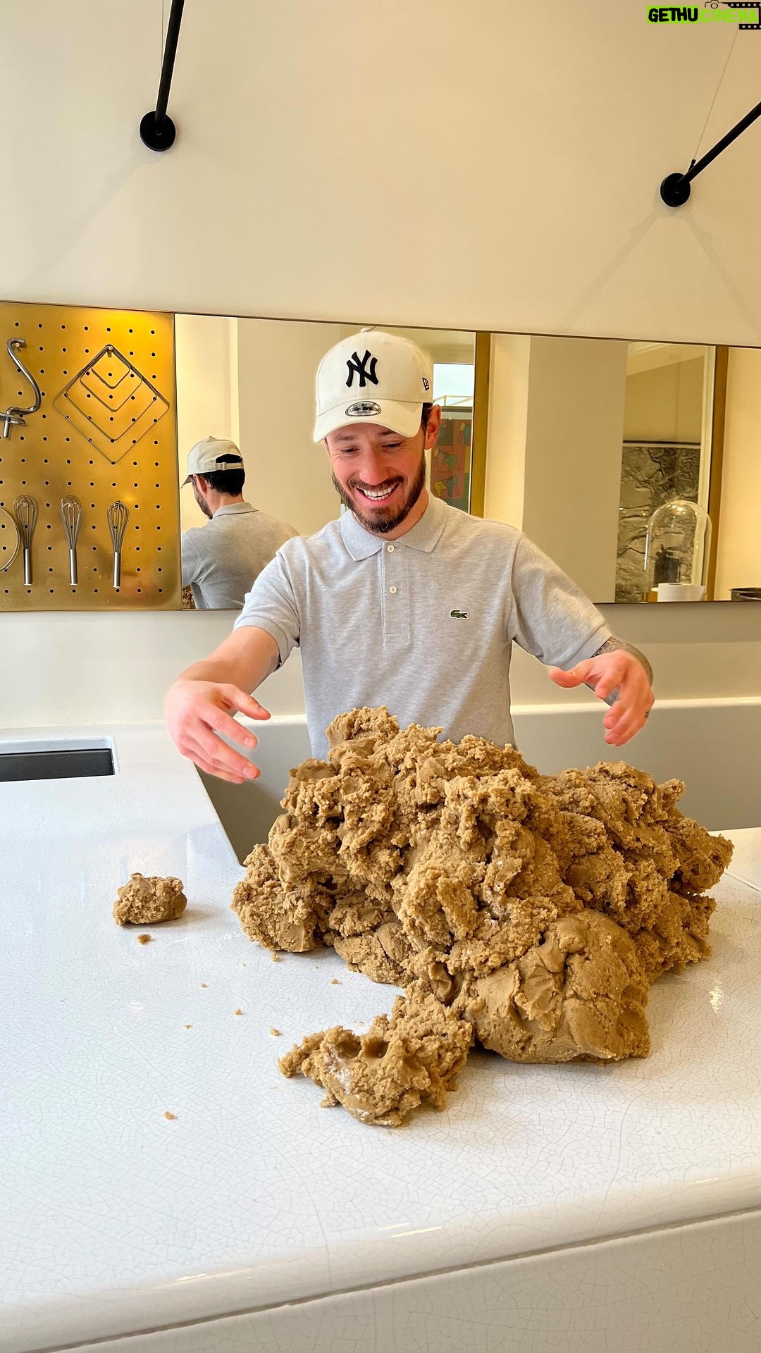 Cédric Grolet Instagram - Quand l’équipe me prépare la quantité d’une production entière pour tourner une vidéo! 40 kilos de cookies noisettes en mode sport! #cedricgrolet 🏋🏻♂️