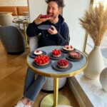 Cédric Grolet Instagram - Testing du printemps! J’ai fait une nouvelle collection « healthy » les fruits rouges alliés aux céréales bio torréfiées ! Ça apporte encore plus de croustillant et de goût! Vivement la bonne maturité des fruits rouges! #cedricgrolet ☀️ Cédric Grolet Opéra