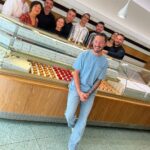 Cédric Grolet Instagram - Un week-end incroyable! À 16 ans j’étais apprenti chez vous, et 20 ans après, à 36 ans, vous m’avez laissé les clefs de votre boutique pour rendre des humains heureux! Mes équipes et vos équipes m’ont rendu ému de travailler tous ensemble pour vous rendre hommage! Merci d’avoir été aussi nombreux je suis encore choqué! J’aimerais refaire un événement comme celui-ci dans une autre partie de la France pour aller à votre rencontre et vous permettre de goûter mes créations! Cite dans quelle ville tu aimerais me retrouver avec mes équipes #cedricgrolet 🫶🏻 Yssingeaux