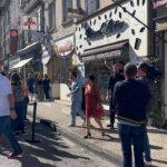 Cédric Grolet Instagram - Un week-end incroyable! À 16 ans j’étais apprenti chez vous, et 20 ans après, à 36 ans, vous m’avez laissé les clefs de votre boutique pour rendre des humains heureux! Mes équipes et vos équipes m’ont rendu ému de travailler tous ensemble pour vous rendre hommage! Merci d’avoir été aussi nombreux je suis encore choqué! J’aimerais refaire un événement comme celui-ci dans une autre partie de la France pour aller à votre rencontre et vous permettre de goûter mes créations! Cite dans quelle ville tu aimerais me retrouver avec mes équipes #cedricgrolet 🫶🏻 Yssingeaux