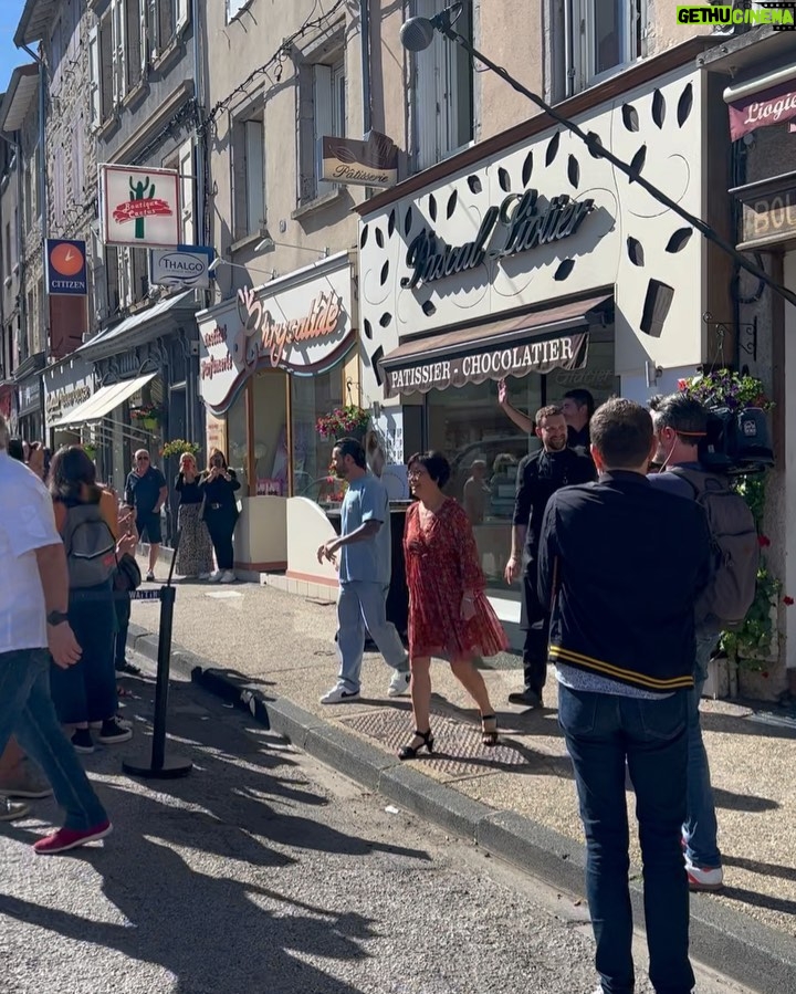 Cédric Grolet Instagram - Un week-end incroyable! À 16 ans j’étais apprenti chez vous, et 20 ans après, à 36 ans, vous m’avez laissé les clefs de votre boutique pour rendre des humains heureux! Mes équipes et vos équipes m’ont rendu ému de travailler tous ensemble pour vous rendre hommage! Merci d’avoir été aussi nombreux je suis encore choqué! J’aimerais refaire un événement comme celui-ci dans une autre partie de la France pour aller à votre rencontre et vous permettre de goûter mes créations! Cite dans quelle ville tu aimerais me retrouver avec mes équipes #cedricgrolet 🫶🏻 Yssingeaux