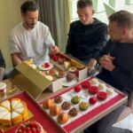 Cédric Grolet Instagram - Les coulisses de nos testings! J’avais envie de vous partager ces moments importants avec mes équipes lorsque l’on décide des derniers réglages avant de mettre les desserts à la carte! Qui se joint à nous? #cedricgrolet #theberkeley 🫶🏻 Cédric Grolet at The Berkeley