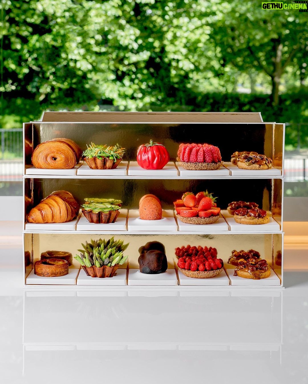 Cédric Grolet Instagram - Mon premier picnic! Avec Hyde park en face de notre boutique j’avais envie de travailler sur un coffret sucré-salé pour une dégustation à emporter! Exclusivité pour Londres! Paris ça vous dit? #theberkeley #cedricgrolet 🫶🏻 (available from 2nd until 5th of June) Cédric Grolet at The Berkeley