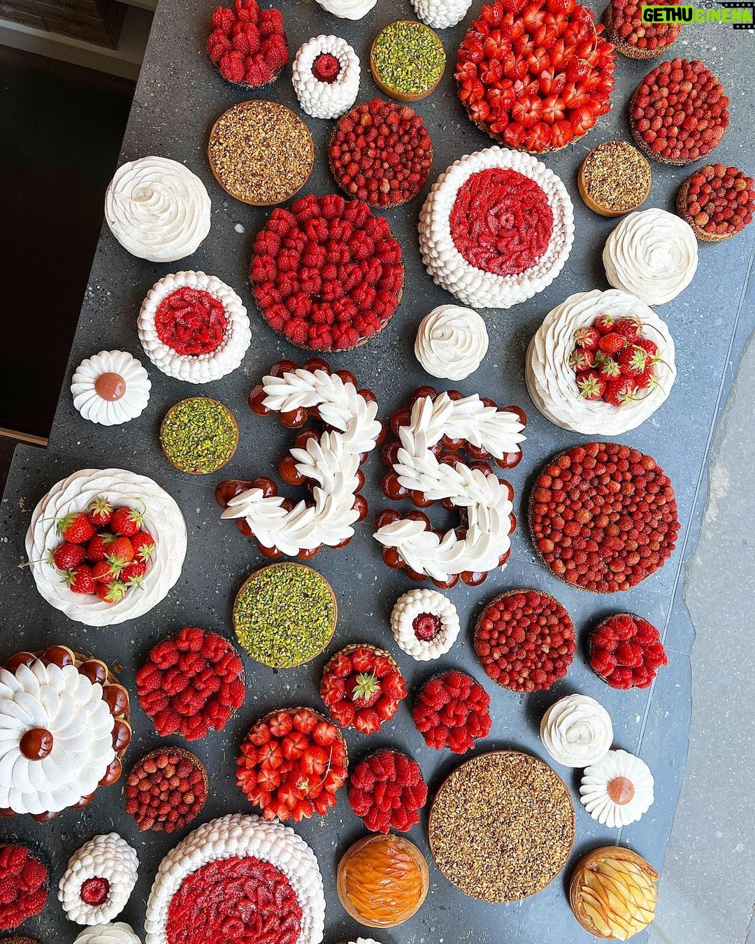 Cédric Grolet Instagram - J’ai eu l’obligation de tout goûter pour vous! Pas facile! #cedricgrolet 🥄 Cédric Grolet Opéra