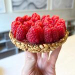 Cédric Grolet Instagram - Deux boutiques, deux identités ! Opéra = tartes céréales / le Meurice = tartes à la farine de seigle pour nos fruits de l’été! Faites vos choix! #cedricgrolet 🌞