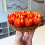 Cédric Grolet Instagram - Deux boutiques, deux identités ! Opéra = tartes céréales / le Meurice = tartes à la farine de seigle pour nos fruits de l’été! Faites vos choix! #cedricgrolet 🌞