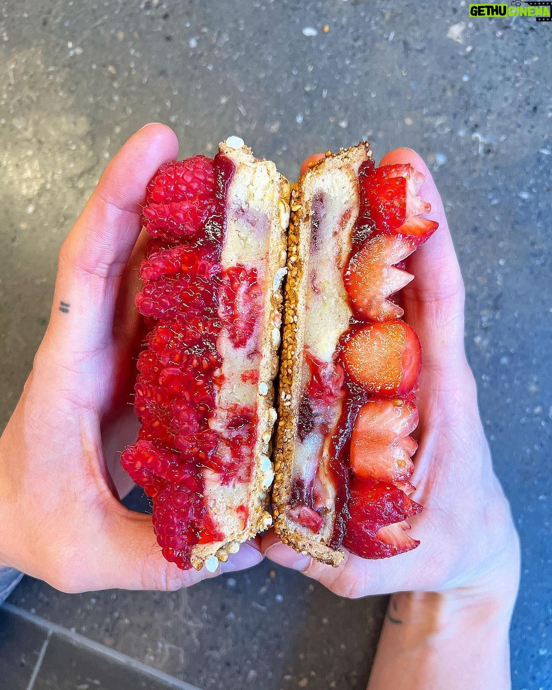 Cédric Grolet Instagram - Deux boutiques, deux identités ! Opéra = tartes céréales / le Meurice = tartes à la farine de seigle pour nos fruits de l’été! Faites vos choix! #cedricgrolet 🌞