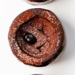 Cédric Grolet Instagram - Vous allez être jaloux de Londres! Nouvelle création! Le fondant au chocolat en trompe l’œil! Praliné grué, crémeux fondant chocolat, coeur cacao enrobé d’une mousse au chocolat noir, le tout sans gluten et disponible dès le 6 avril! Qui le veut dans mes boutiques à Paris? #cedricgrolet ®️ Cédric Grolet at The Berkeley