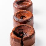 Cédric Grolet Instagram - Vous allez être jaloux de Londres! Nouvelle création! Le fondant au chocolat en trompe l’œil! Praliné grué, crémeux fondant chocolat, coeur cacao enrobé d’une mousse au chocolat noir, le tout sans gluten et disponible dès le 6 avril! Qui le veut dans mes boutiques à Paris? #cedricgrolet ®️ Cédric Grolet at The Berkeley