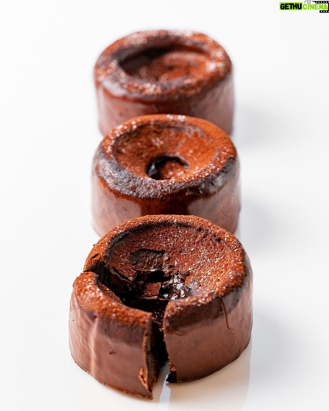 Cédric Grolet Instagram - Vous allez être jaloux de Londres! Nouvelle création! Le fondant au chocolat en trompe l’œil! Praliné grué, crémeux fondant chocolat, coeur cacao enrobé d’une mousse au chocolat noir, le tout sans gluten et disponible dès le 6 avril! Qui le veut dans mes boutiques à Paris? #cedricgrolet ®️ Cédric Grolet at The Berkeley
