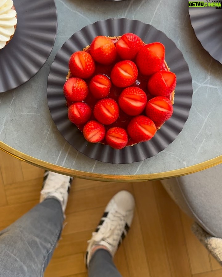 Cédric Grolet Instagram - Testing du printemps! J’ai fait une nouvelle collection « healthy » les fruits rouges alliés aux céréales bio torréfiées ! Ça apporte encore plus de croustillant et de goût! Vivement la bonne maturité des fruits rouges! #cedricgrolet ☀️ Cédric Grolet Opéra