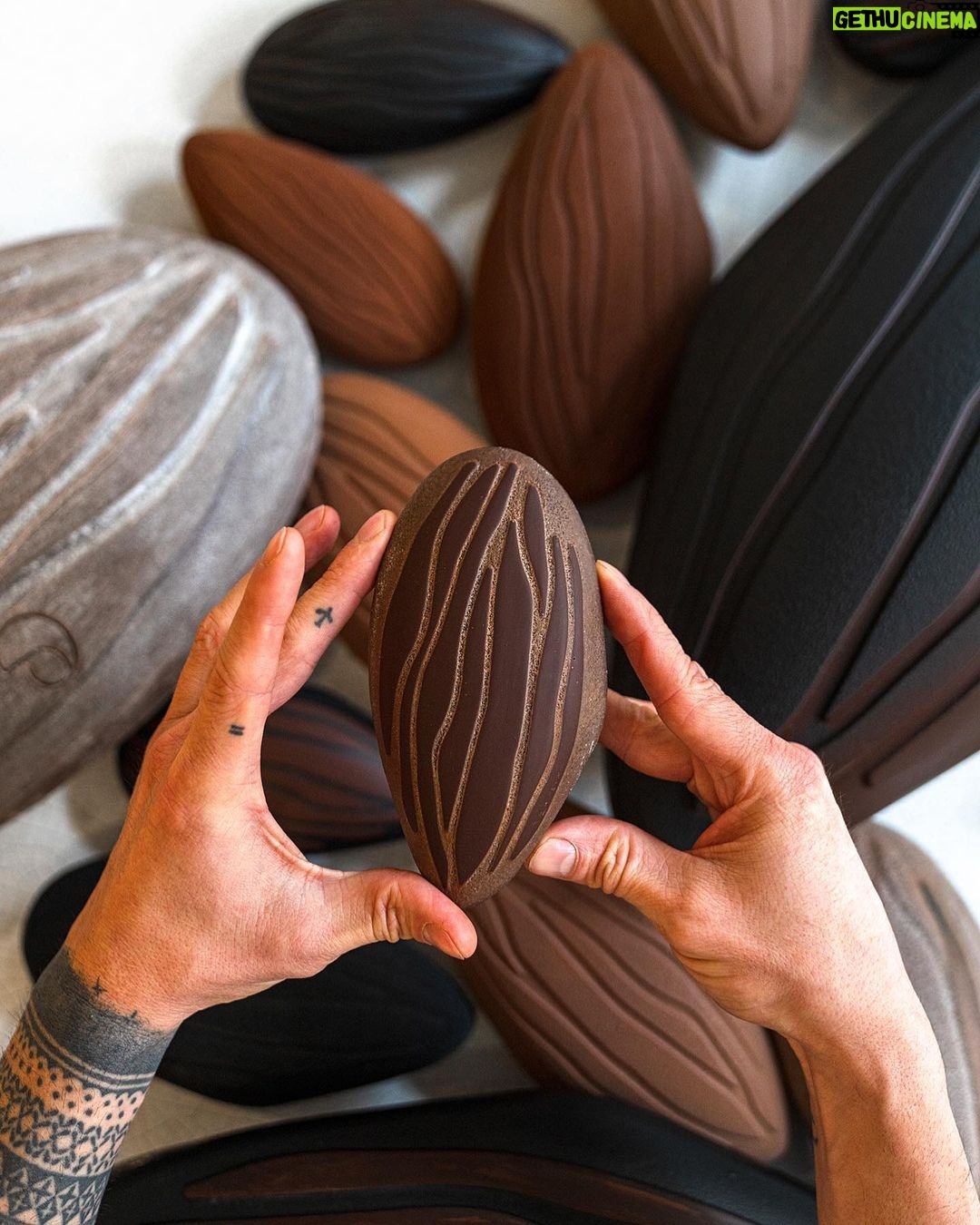 Cédric Grolet Instagram - « Pâques » Du sur mesure pour ma boutique au #lemeurice Des amandes chocolat au lait ou chocolat noir? Dans tous les cas elles sont toutes remplies de praliné! Disponible sur https://cedric-grolet.com/ 🆗