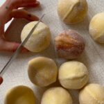 Cédric Grolet Instagram - La toute nouvelle noix de Macadamia avec son caramel beurre salé, mousse vanille, praliné macadamia… qui a déjà goûté ça en dessert? Bientôt disponible si vous validez! #cedricgrolet 🤍