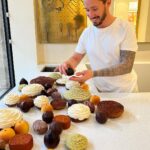 Cédric Grolet Instagram - En pleine préparation de la nouvelle carte! Quand je vous dis que c’est vous qui validez les desserts! Swipe pour voir la vérité #cedricgrolet 🙋🏻