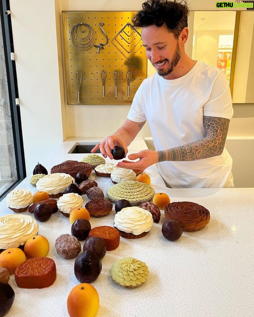 Cédric Grolet Instagram - En pleine préparation de la nouvelle carte! Quand je vous dis que c’est vous qui validez les desserts! Swipe pour voir la vérité #cedricgrolet 🙋🏻