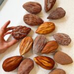 Cédric Grolet Instagram - Amande salée? Brute? Fraîche? Torréfiée? J’ai eu du mal à me décider donc nous avons travaillé sur des amandes de toutes sortes. Laquelle préfères-tu? Disponible dès la réouverture de la boutique le 9 mars #cedricgrolet 🙋🏻