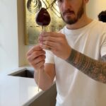 Cédric Grolet Instagram - Aujourd’hui j’ai travaillé avec Laure! Une jeune commis de seulement 21 ans! Pour le concours interne des pâtissiers à l’hôtel Le Meurice, Laure a travaillé sur une poire au vin! Avec @francois_dhs nous l’avons aidé à perfectionner ce magnifique dessert qui prend un temps incroyable! Tu en penses quoi? 🍐 #cedricgrolet