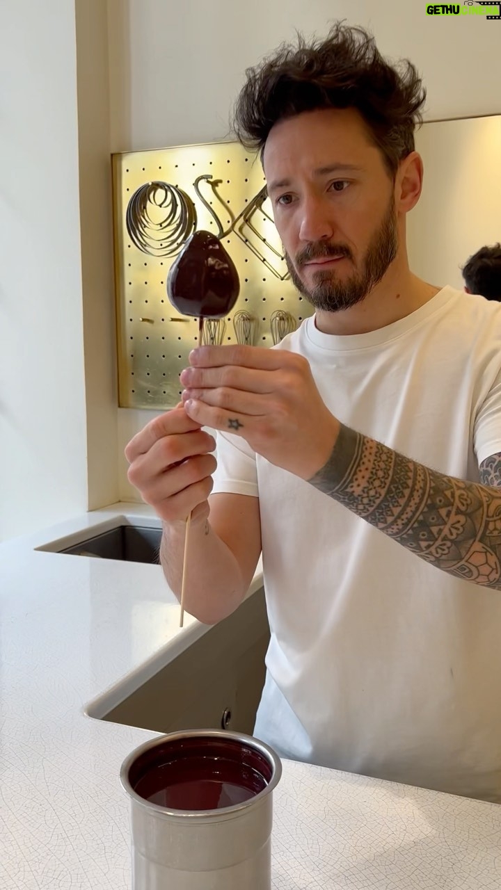 Cédric Grolet Instagram - Aujourd’hui j’ai travaillé avec Laure! Une jeune commis de seulement 21 ans! Pour le concours interne des pâtissiers à l’hôtel Le Meurice, Laure a travaillé sur une poire au vin! Avec @francois_dhs nous l’avons aidé à perfectionner ce magnifique dessert qui prend un temps incroyable! Tu en penses quoi? 🍐 #cedricgrolet