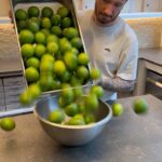 Cédric Grolet Instagram - Tarte citron vert acidulé! Pâte diamant, marmelade, gel, crème, le tout 100% citron vert frais! Fleurs pochées une à une pour vous créer un bouquet sur mesure! Bientôt à la carte! Qui valide? #cedricgrolet 💐