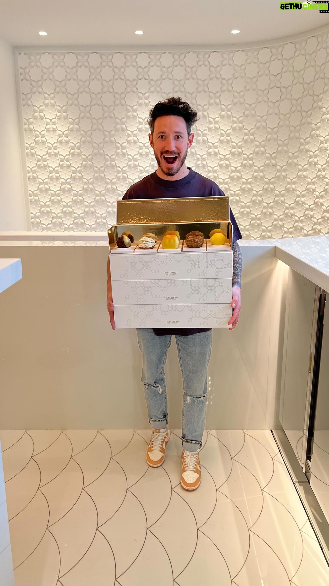 Cédric Grolet Instagram - Premier jeu concours pour vous london ! Pour l’ouverture du Click&Collect, je vous fais gagner un coffret de la collection actuelle: 5 créations pour votre goûter de dimanche! Nomme la personne avec qui tu veux le partager! Et pour ceux qui veulent être sûrs d’avoir leurs pâtisseries c’est ici https://cedric-grolet.com/london/ ❤️ #cedricgrolet Cédric Grolet at The Berkeley