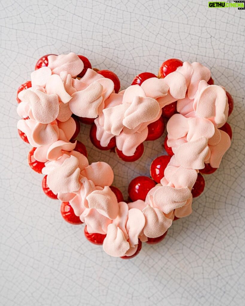 Cédric Grolet Instagram - Coeur en pétales exclusivement au Meurice! Pour que ça soit plus facile disponible ici https://cedric-grolet.com/ ❤️ #saintvalentin Le Meurice