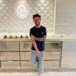 Cédric Grolet Instagram - Like a kid! Après 18 mois de travail avec les architectes, les équipes, les partenaires, les fournisseurs... Londres @the_berkeley est sur la dernière ligne droite avant l’ouverture! J’ai tellement envie de vous en partager davantage! Ma nouvelle identité fleurs et fruits voit enfin le jour! Soyez patients et surtout donnez-moi de la force pour ces derniers jours! Ouverture le 14 février à 8h! #cedricgrolet #theberkeley 🙏🏻 The Berkeley