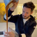 Cédric Grolet Instagram - Noisettes fraîches bio, mousse noisette, un coeur pâte de noisette accompagné d’un praliné ! Pour le plus grand bonheur des enfants en 45 secondes ! #cedricgrolet 🥵 Cedric Grolet