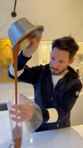 Cédric Grolet Instagram - Noisettes fraîches bio, mousse noisette, un coeur pâte de noisette accompagné d’un praliné ! Pour le plus grand bonheur des enfants en 45 secondes ! #cedricgrolet 🥵 Cedric Grolet