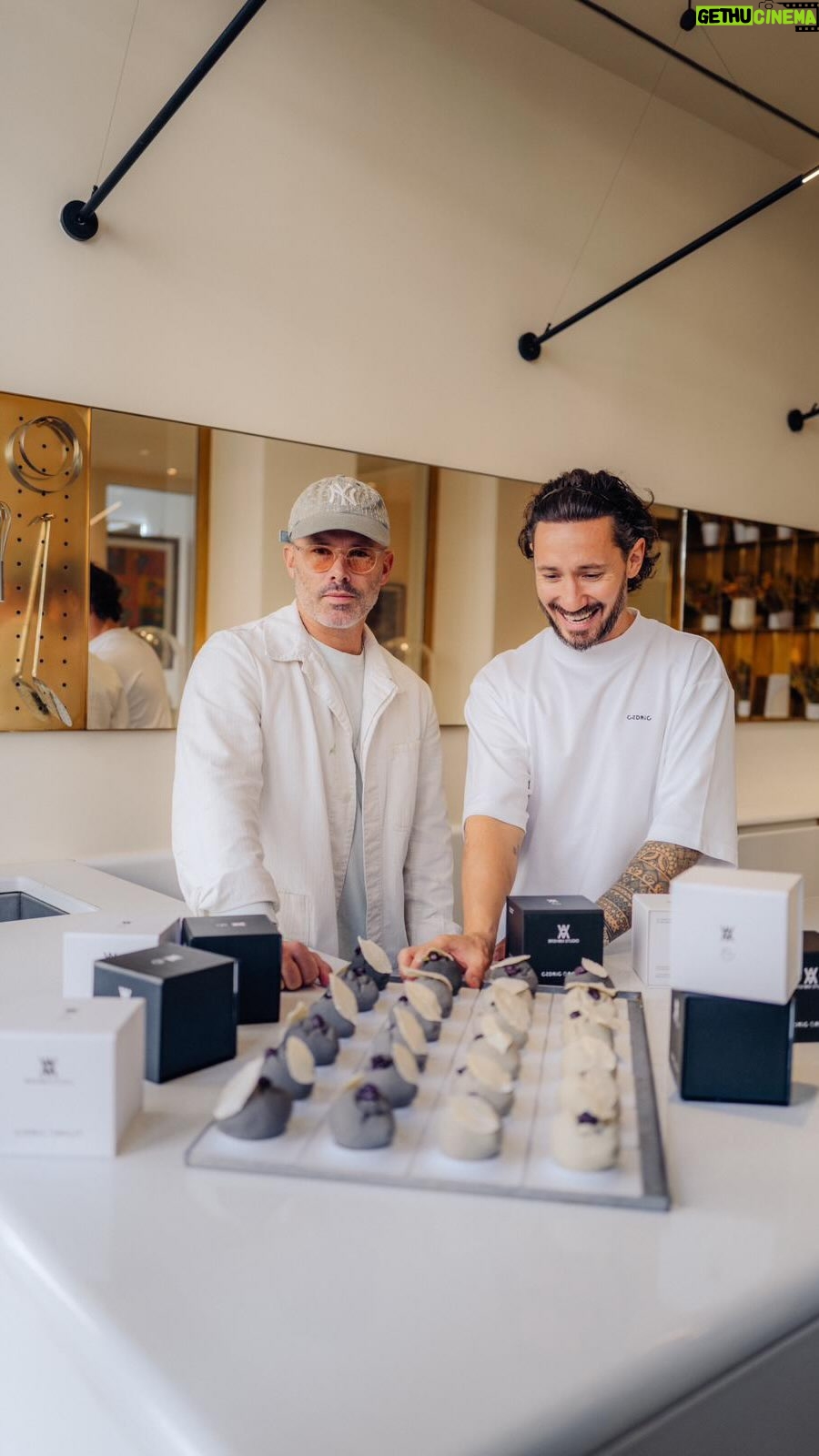 Cédric Grolet Instagram - Un citron aux 🍬 ! @danielarsham & @cedricgrolet nous avons travaillé ensemble pour vous proposer une création unique! Disponible à partir du mercredi 8 novembre au 19 novembre à ma boutique #lemeurice #cedricgrolet #danielarsham 🤍